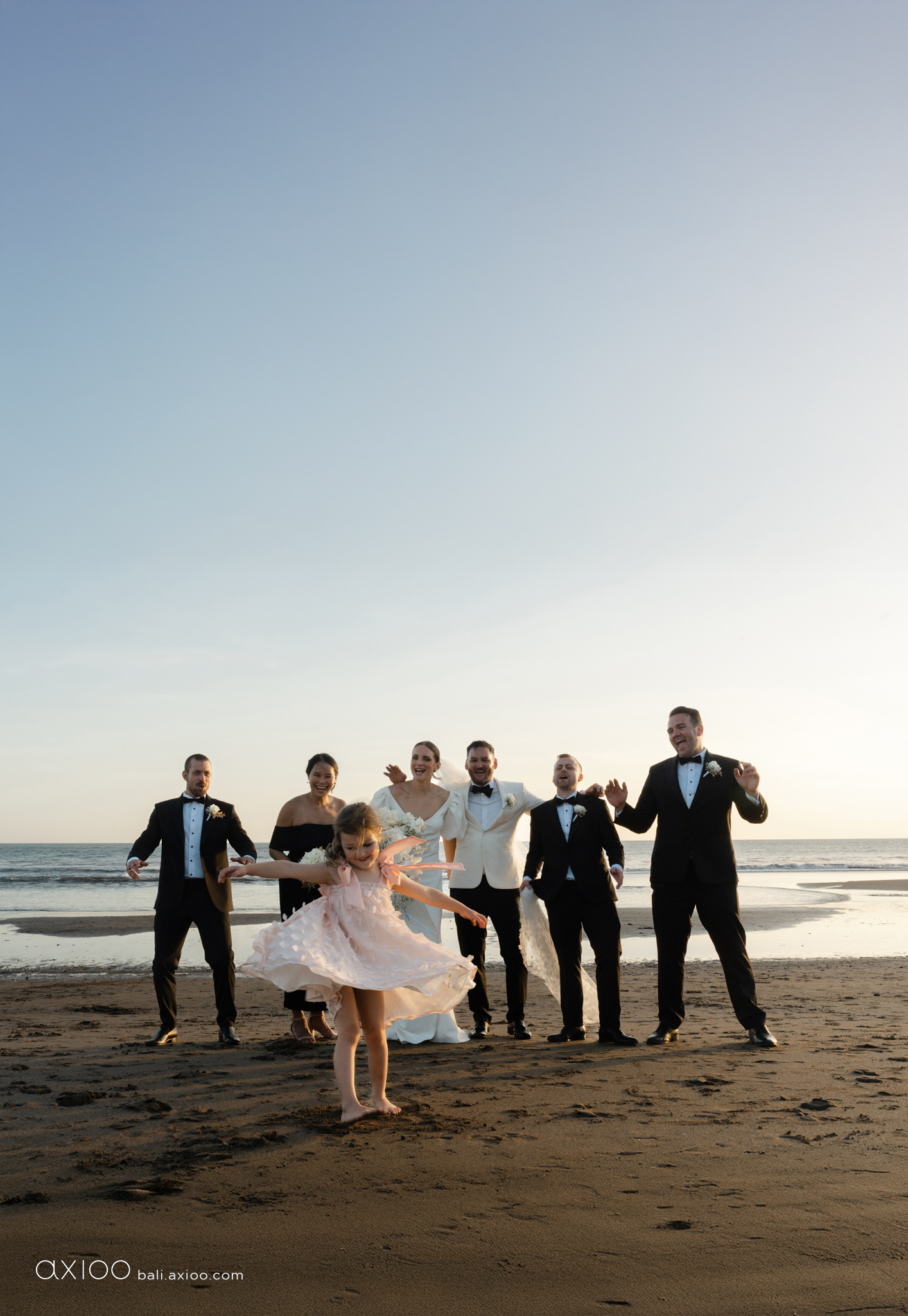 Axioo: Little Scene Stealers